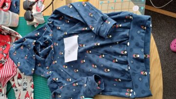 NAVY CHRISTMAS PENGUINS COTTON JERSEY PER METRE review