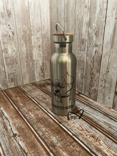 Edelstahl-Trinkflasche mit Bambusdeckel in drei verschiedenen Farben