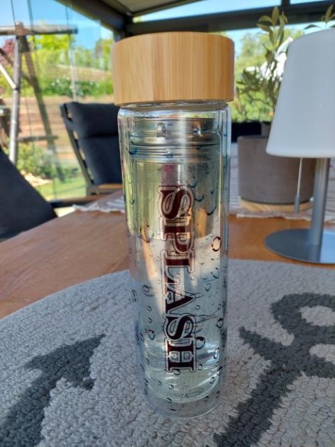 Glasflasche mit Bambusdeckel und Teesieb