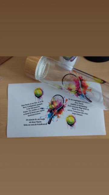 Glasflasche mit Bambusdeckel und Teesieb