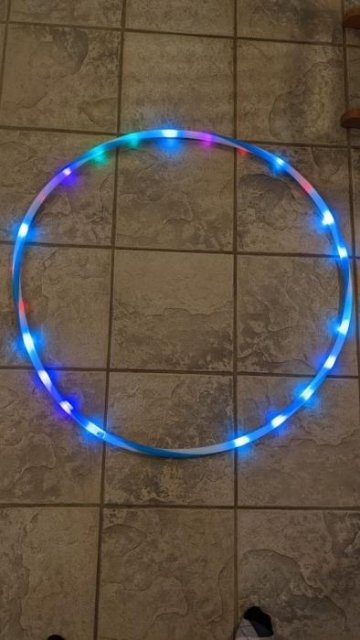 hoopomania Mini LED hoelahoep met 16 lampen en 7 wisselende kleuren, diameter 60 cm
