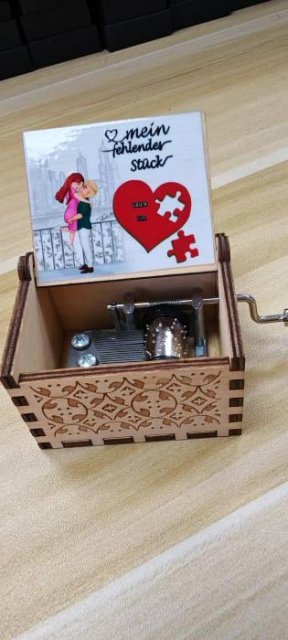 City Embraces Love Puzzle – personalisiertes Spieluhr-Geschenk