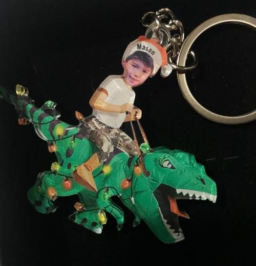 PERSONALISIERTER SCHLÜSSELANHÄNGER FÜR NETTES KIND REITT DIE DINOSAURIER