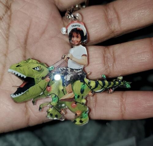 PERSONALISIERTER SCHLÜSSELANHÄNGER FÜR NETTES KIND REITT DIE DINOSAURIER