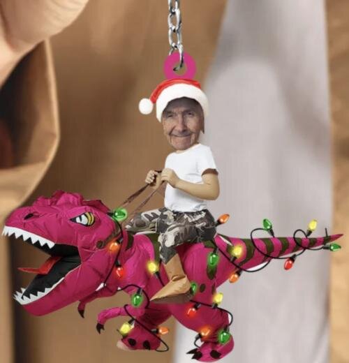 PERSONALISIERTER SCHLÜSSELANHÄNGER FÜR NETTES KIND REITT DIE DINOSAURIER