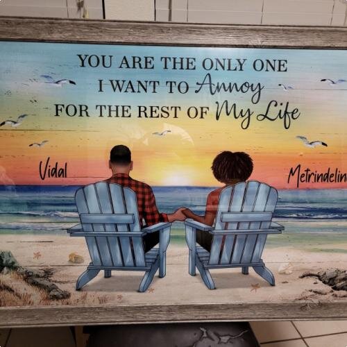 Rückansicht Paar sitzend Strandlandschaft personalisiertes horizontales Poster