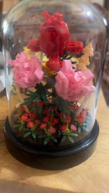 🌻 Timeless Elegance: Preserved Rose Bouquet in Glass Dome 🌷