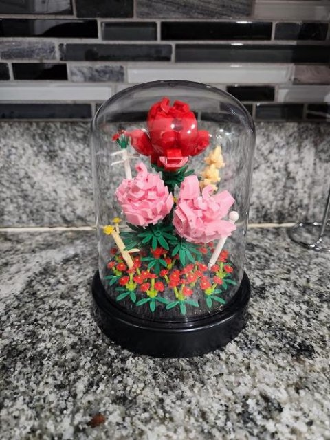 🌻 Timeless Elegance: Preserved Rose Bouquet in Glass Dome 🌷