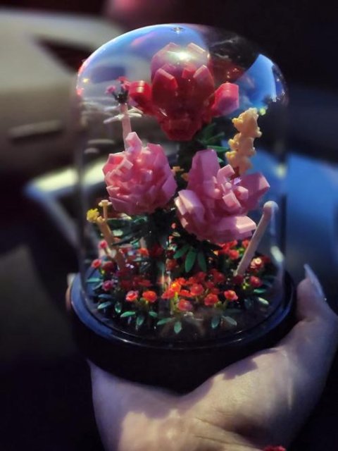 🌻 Timeless Elegance: Preserved Rose Bouquet in Glass Dome 🌷