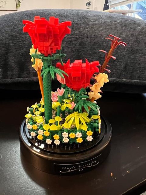 🌻 Timeless Elegance: Preserved Rose Bouquet in Glass Dome 🌷