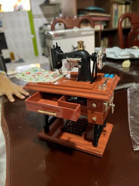 🎼 Charming Sewing Machine Music Box: Perfect Gift 🎁