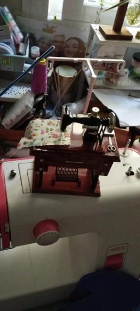 🎼 Charming Sewing Machine Music Box: Perfect Gift 🎁