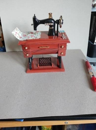 🎼 Charming Sewing Machine Music Box: Perfect Gift 🎁