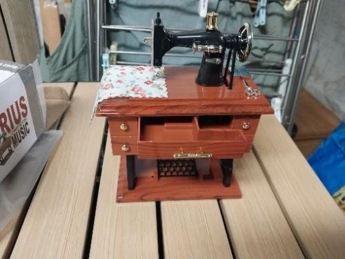 🎼 Charming Sewing Machine Music Box: Perfect Gift 🎁