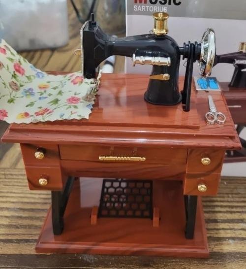 🎼 Charming Sewing Machine Music Box: Perfect Gift 🎁