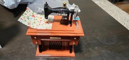 🎼 Charming Sewing Machine Music Box: Perfect Gift 🎁