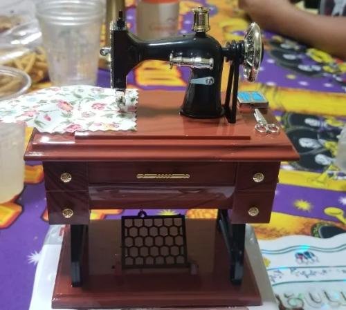 🎼 Charming Sewing Machine Music Box: Perfect Gift 🎁