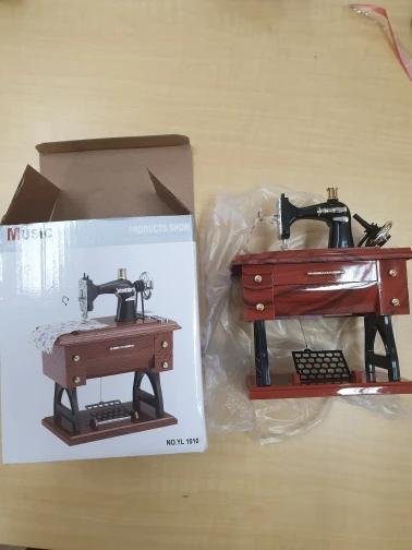 🎼 Charming Sewing Machine Music Box: Perfect Gift 🎁