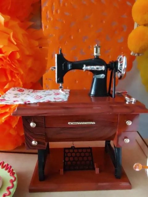 🎼 Charming Sewing Machine Music Box: Perfect Gift 🎁