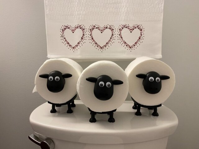 🐑 Black Sheep Toilet Paper Holder: Cute & Functional 🧻✨