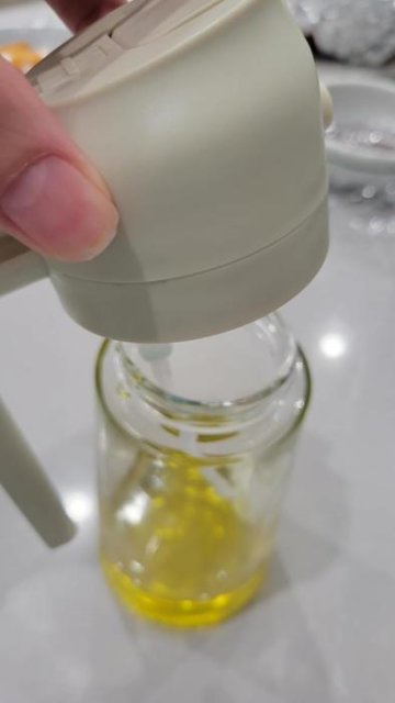 🌟 Savor the Difference: Elegant Dual-Function Oil Spray Bottle