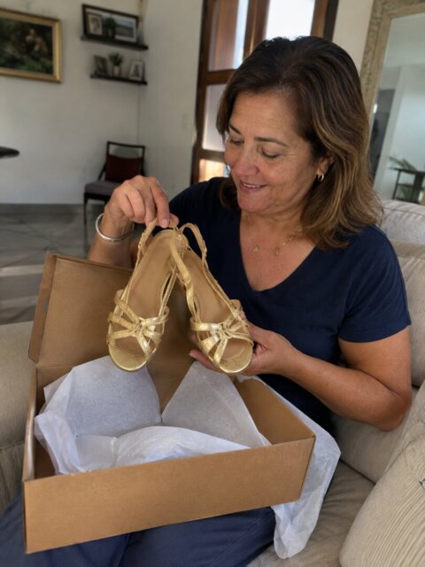 Lala Murillo abriendo la caja de sus sandalias